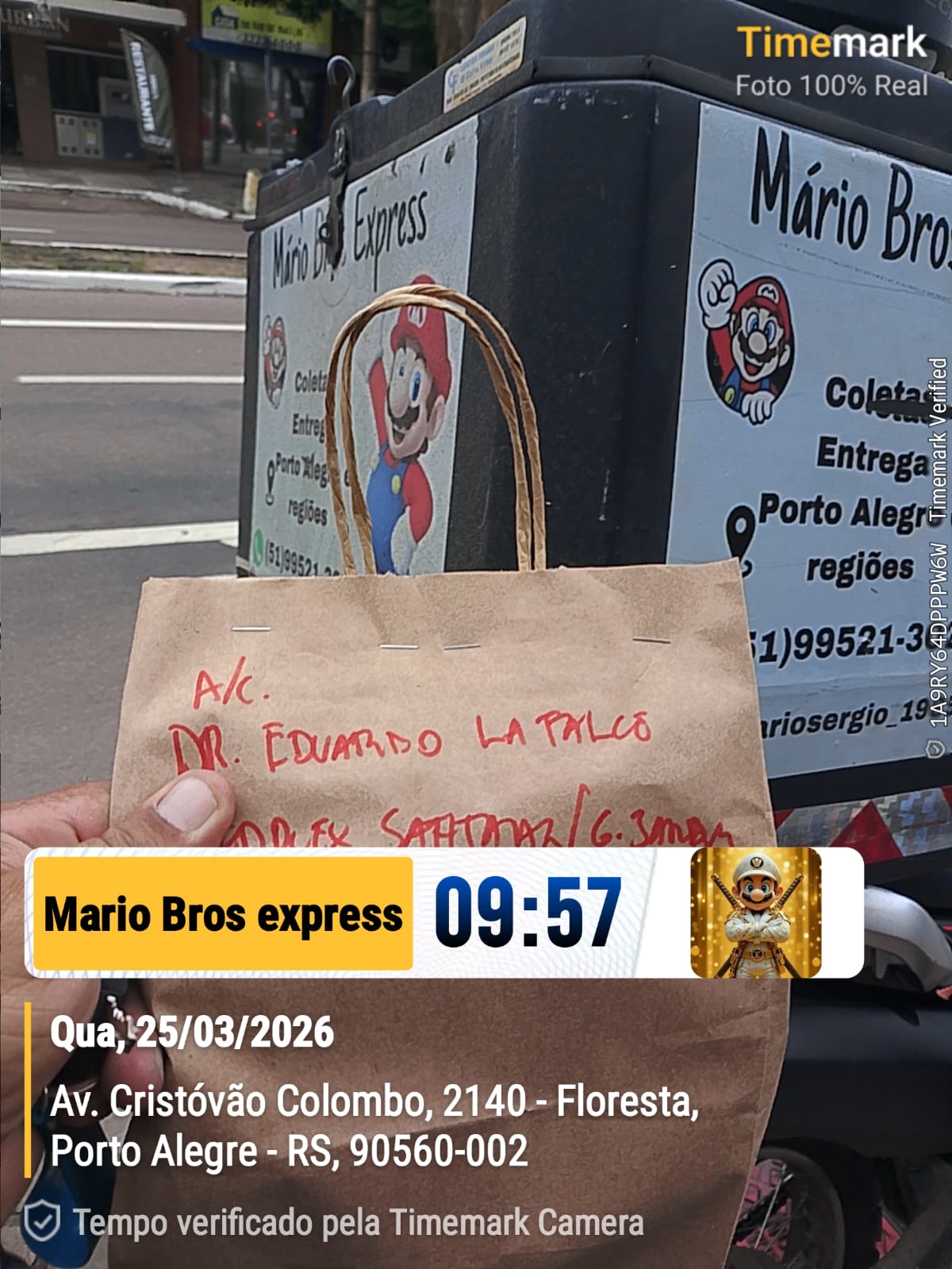 Entrega em andamento com o baú adesivado da Mario Bros Express