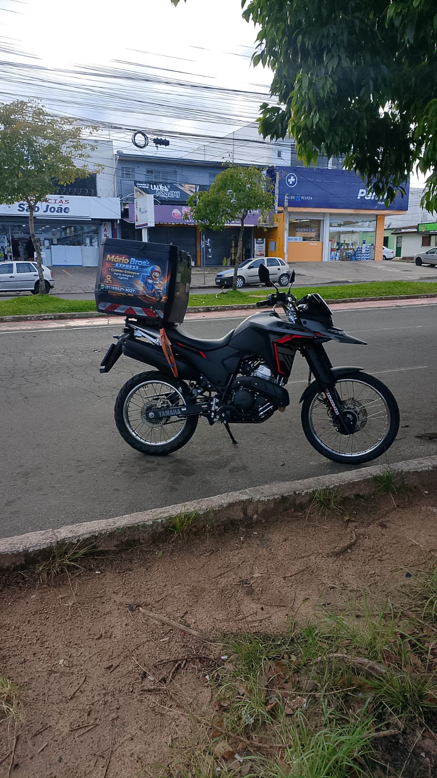 Motocicleta Yamaha da frota com baú de entrega personalizado