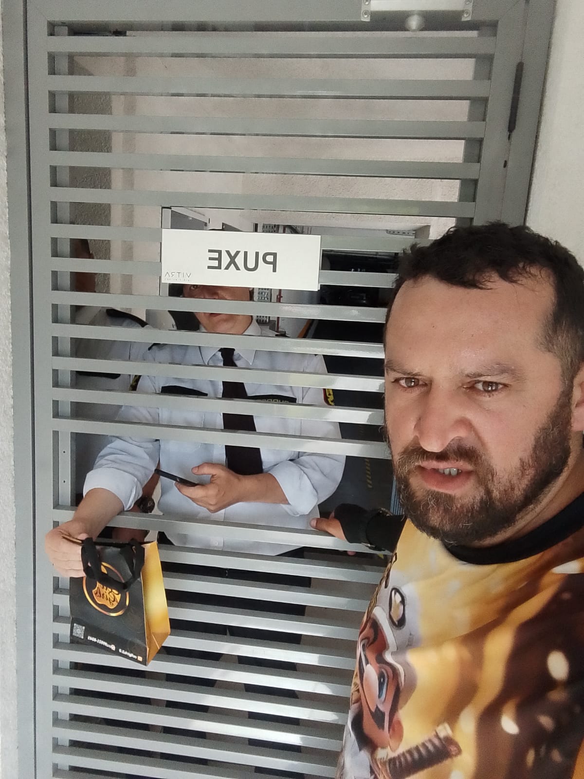 Coleta e entrega em portão residencial