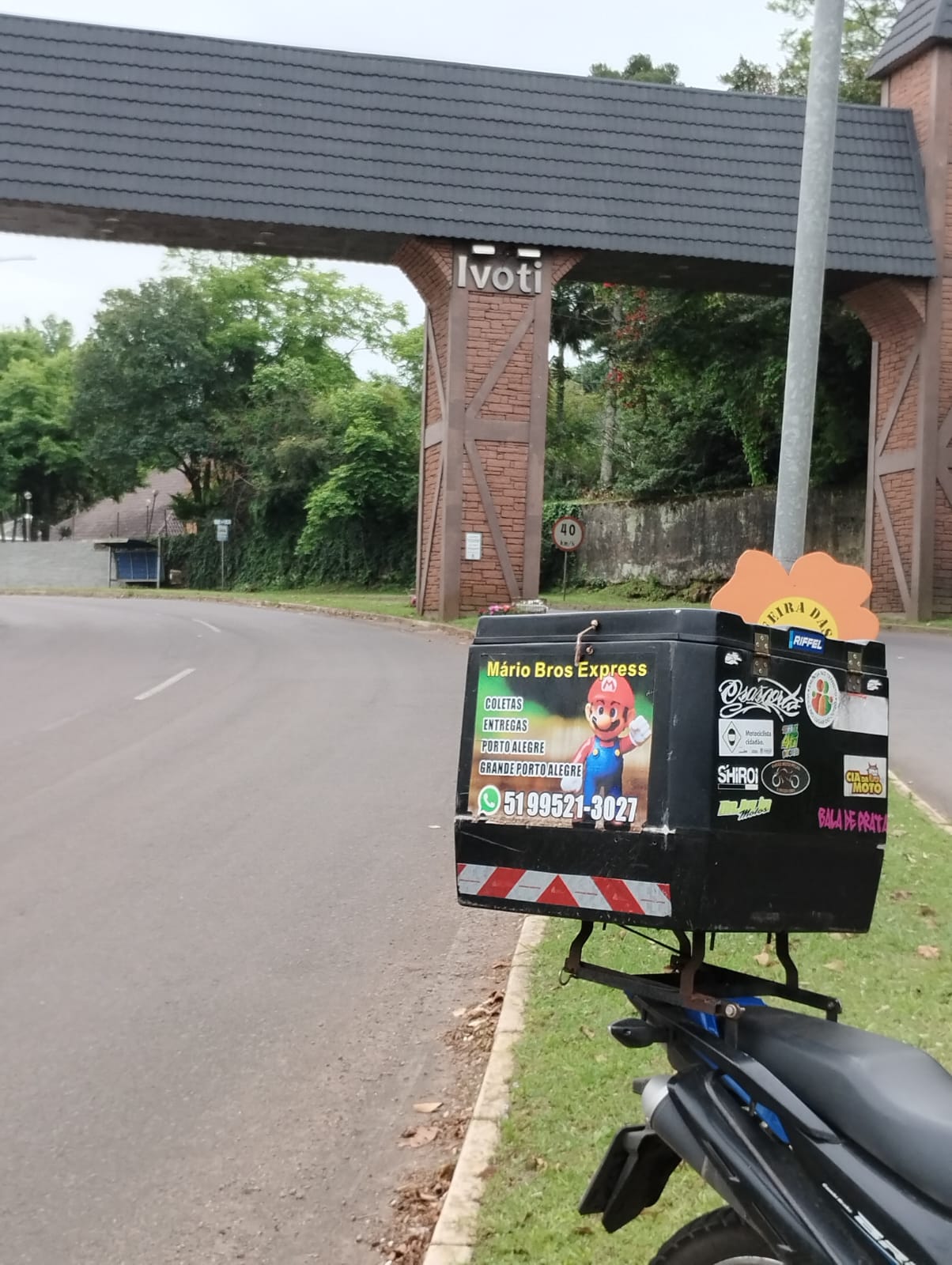 Caixa de entrega personalizada da Mario Bros Express em região de Ivoti